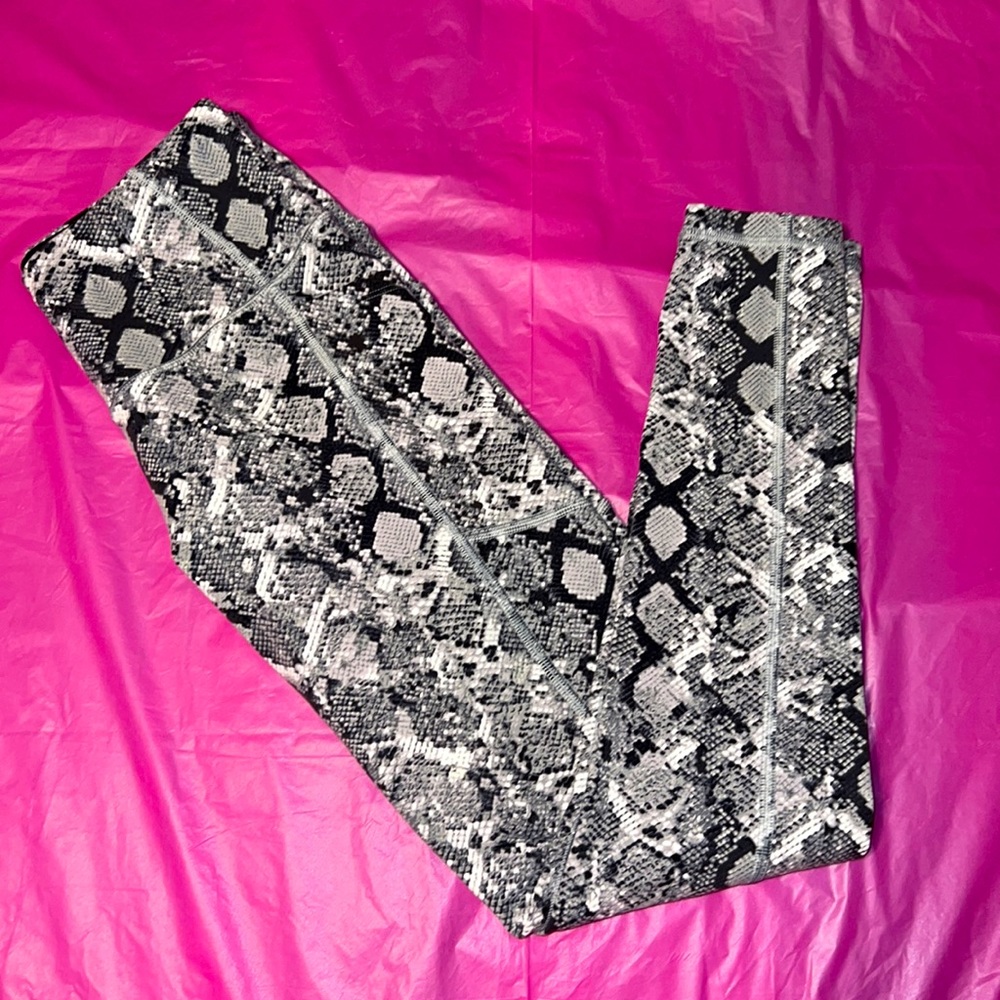 snakeskin print 🐍 VS sport leggings